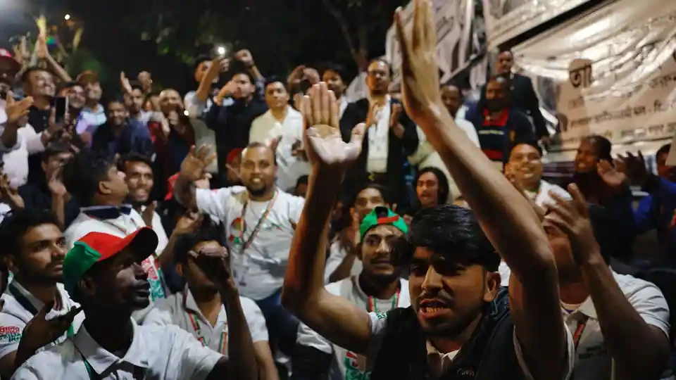 গোপন আঁতাতে হারল বিপ্লবীরা? বাংলাদেশে নতুন রাজনৈতিক সমীকরণ নিয়ে তুঙ্গে বিতর্ক