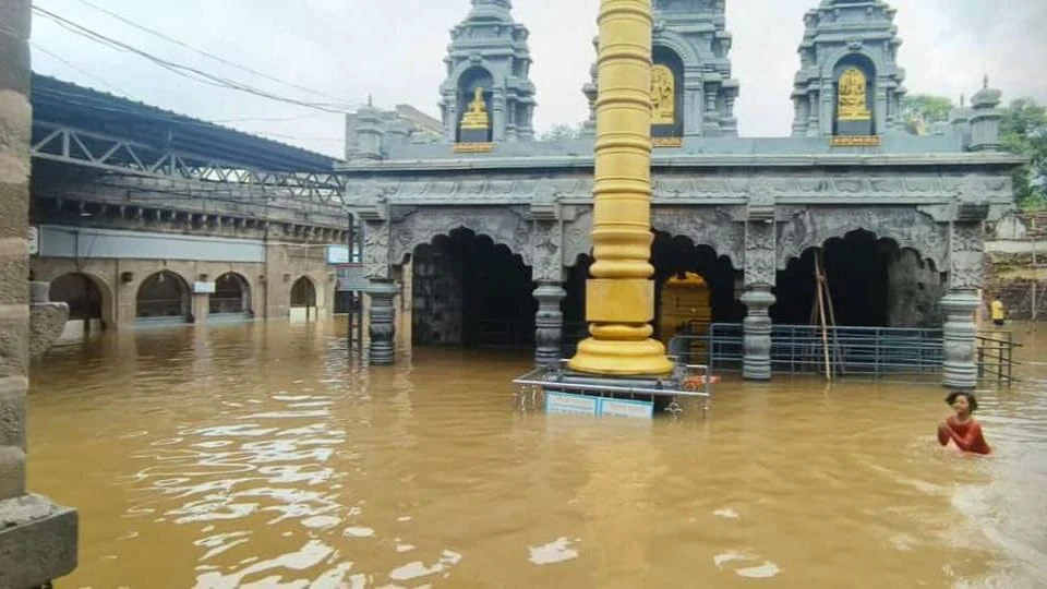 ಚಿಕ್ಕೋಡಿ | ಭಾರಿ ಮಳೆ: ಯಡೂರ ವೀರಭದ್ರೇಶ್ವರ ದೇವಸ್ಥಾನ ಜಲಾವೃತ
