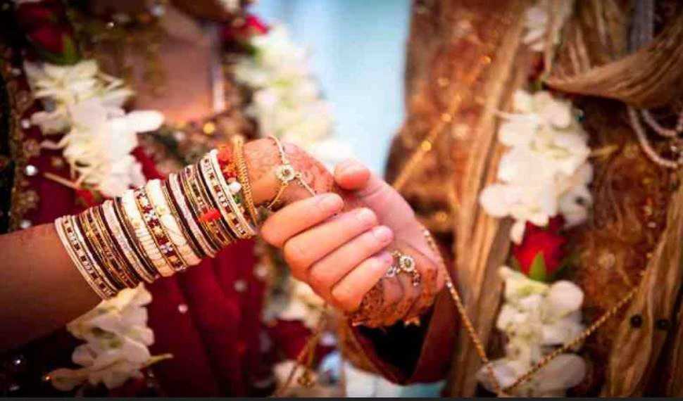 शादी में घंटों लेट पहुंचा दूल्हा, गुस्साई दुल्हन ने उसी मंडप में दूसरे शख्स से कर ली शादी