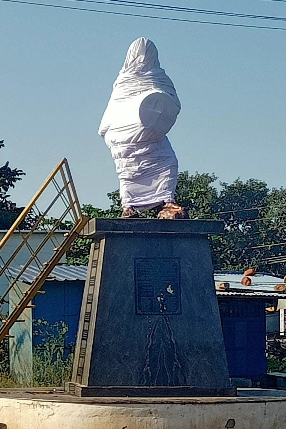 ಸಂಗೊಳ್ಳಿ ರಾಯಣ್ಣ ಪ್ರತಿಮೆ ವಿರೂಪ: ಒಬ್ಬರು ವಶಕ್ಕೆ