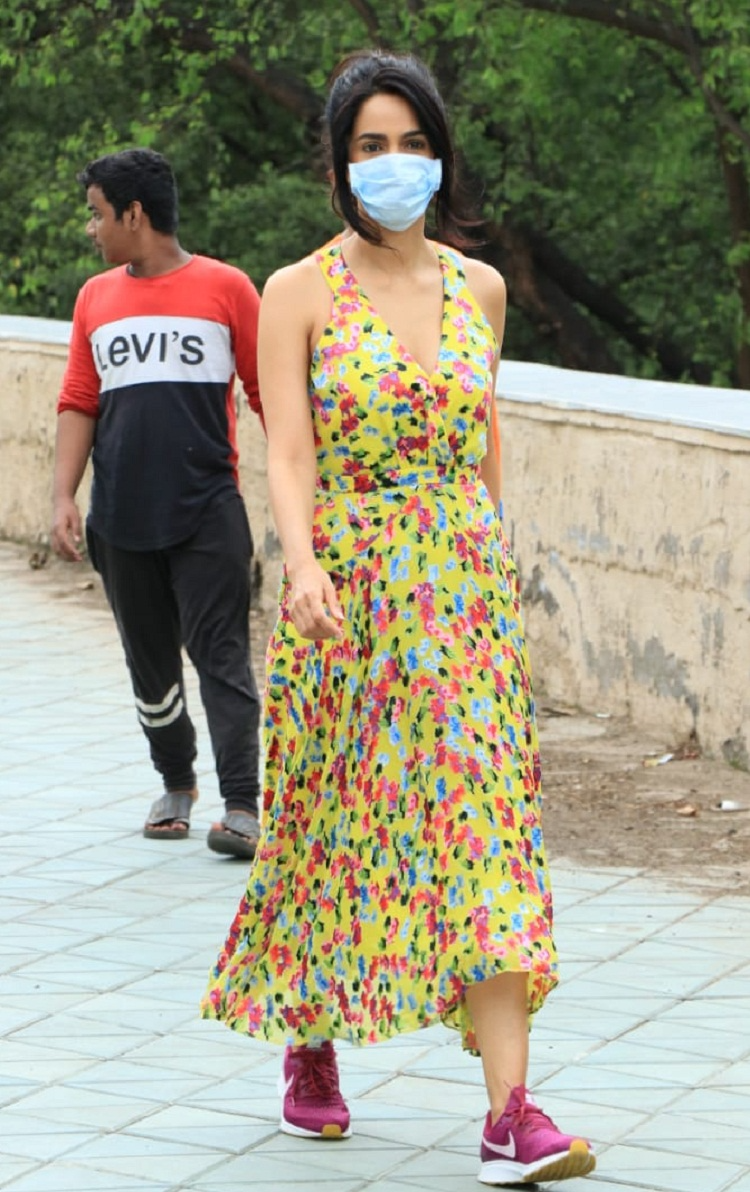 mallika-sherawat-came-out-on-the-streets-wearing-a-floral-dress mallika-sherawat-came-out-on-the-streets-wearing-a-floral-dress